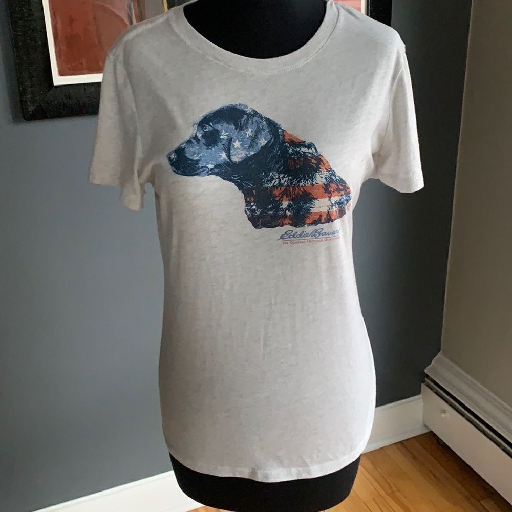 Eddie Bauer light heather gray “flag” embellishment short sleeve tee. Medium